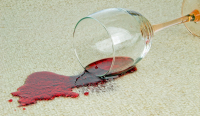 Как справиться с пятнами от вина, ягод и жира