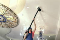 Как помыть натяжной потолок в доме