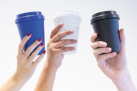 Почему одноразовые пластиковые стаканчики лучше многоразовых